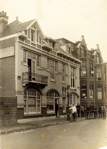 26113 Gezicht op het gebouw van de melkinrichting De Landbouw (Obrechtstraat 10-14) te Utrecht.